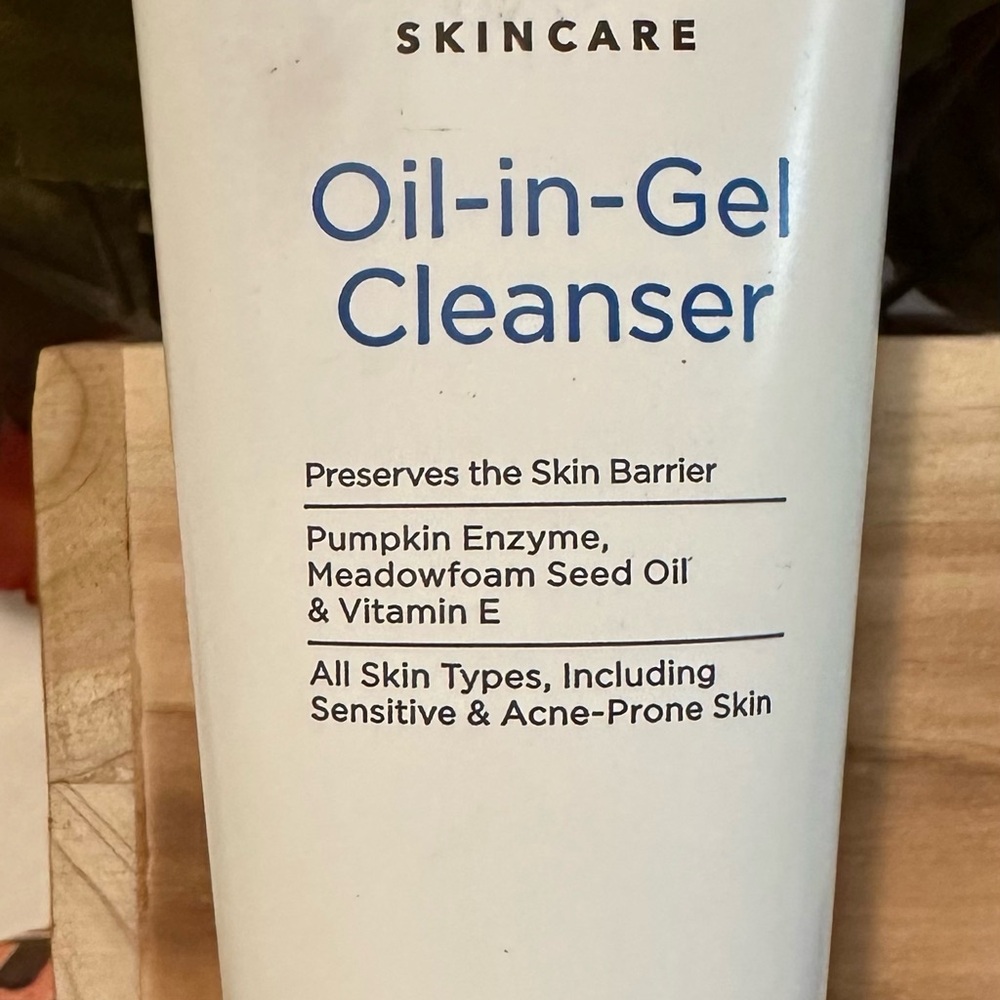 EltaMD Skincare Oil-in-Gel Cleanser - White